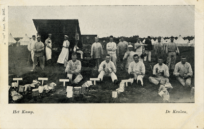 16173 Groepsportret van militair keukenpersoneel bij een veldkeuken in het Kamp van Zeist te Zeist; met op de voorgrond ...